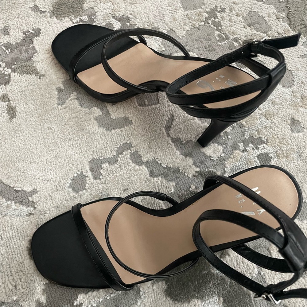 Black heels. Worn once and in great condition. Size 7.5